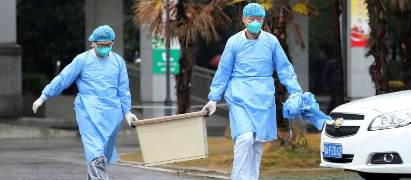 Γιατροί στην Ουχάν γιορτάζουν το κλείσιμο του τελευταίου προσωρινού νοσοκομείου για τον κορωνοϊό (βίντεο)